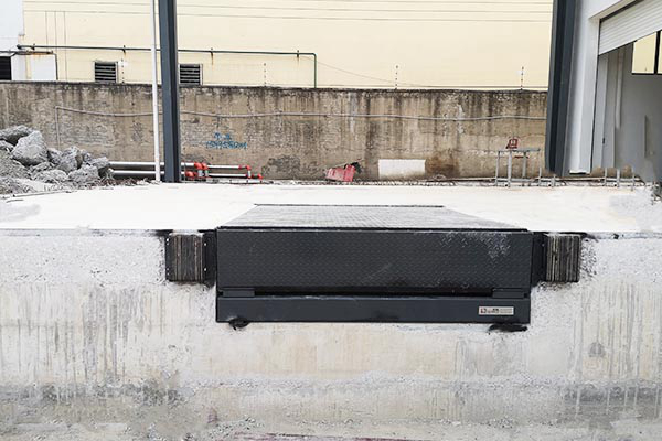 为什么企业选购液压装卸货平台会指定美高门业？缩略图